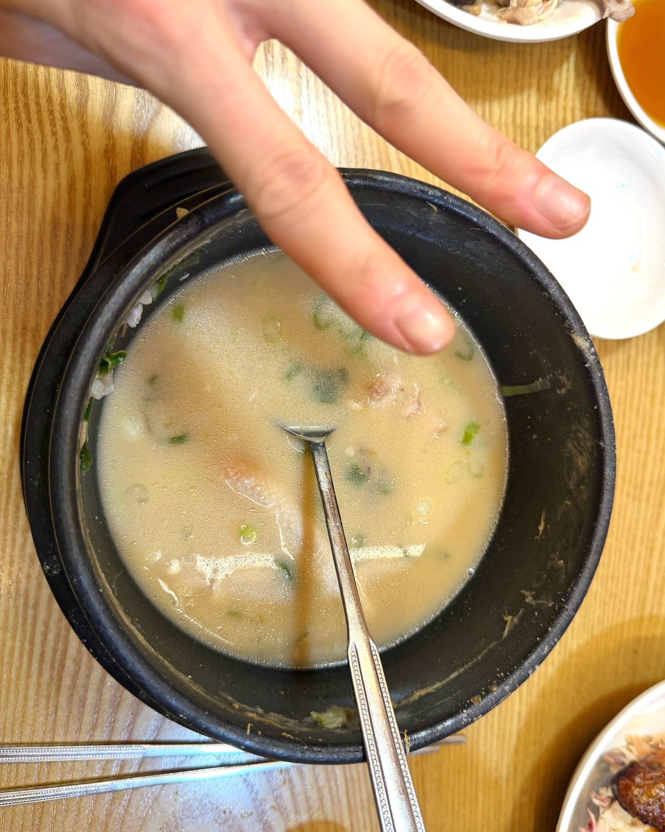 woowriter's tweet photo. 260824 변우석 인스타그램📸

삼계탕집에서 짜잔🫪🥰
완탕한 벼누서기 기특해🫳🏻🫳🏻🫳🏻

#변우석 #byeonwooseok https://t.co/uQM1YKmXXW