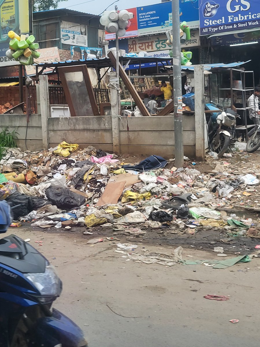 mathildera11223's tweet photo. @ShivAroor @indiannavy And to add to this delightful sight, please discover the cleanliness of the entry of gurgaon on MG road. Not a single cleaning done on those roads since 3 years. Despite crores of money spent. Enjoy ! https://t.co/lv8lJNi1kh