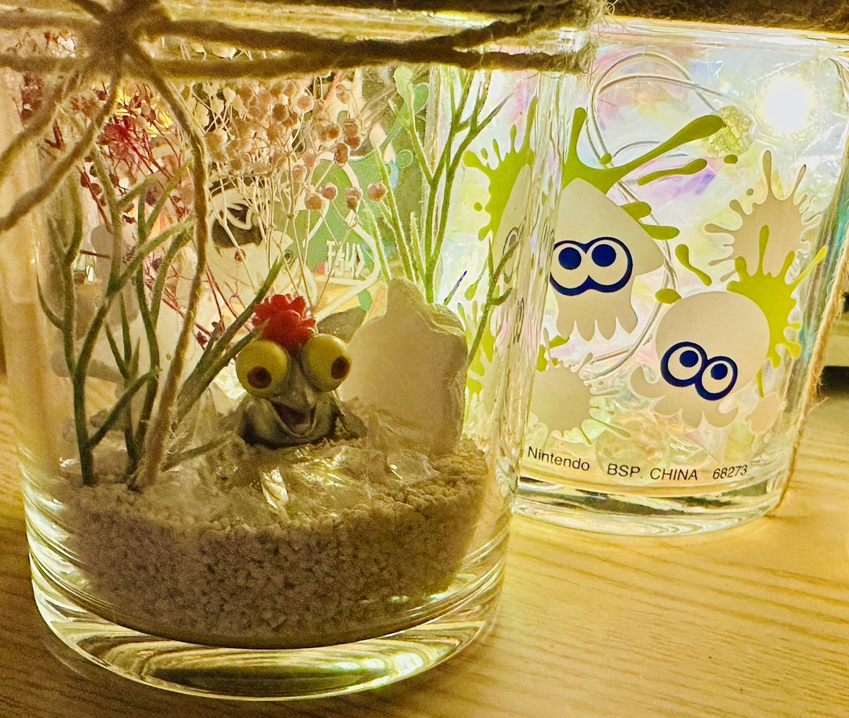 tsukune_neko's tweet photo. スプラ一番くじのグラス
我が家ではインテリアとして活用される運びとなりました🕯️

コジャケちゃんは砂遊び🏖️ https://t.co/jNc6aXLHs7
