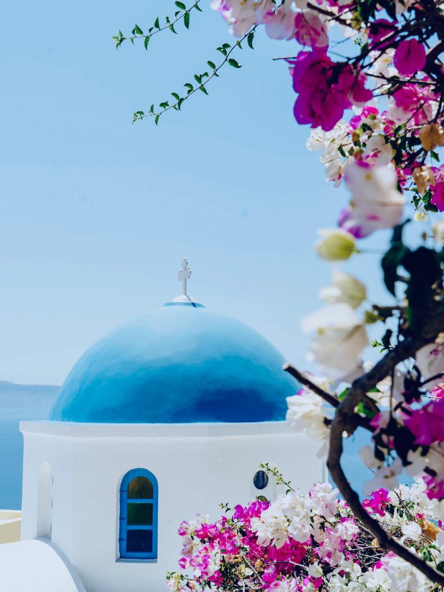 gabriana42's tweet photo. Just caught the golden hour glow at Santorini’s cliffside café—sipped ice-cold Greek wine while watching the whitewashed buildings blend into the Aegean Sea. This is the slow magic of travel. https://t.co/lqOyXv6eIK