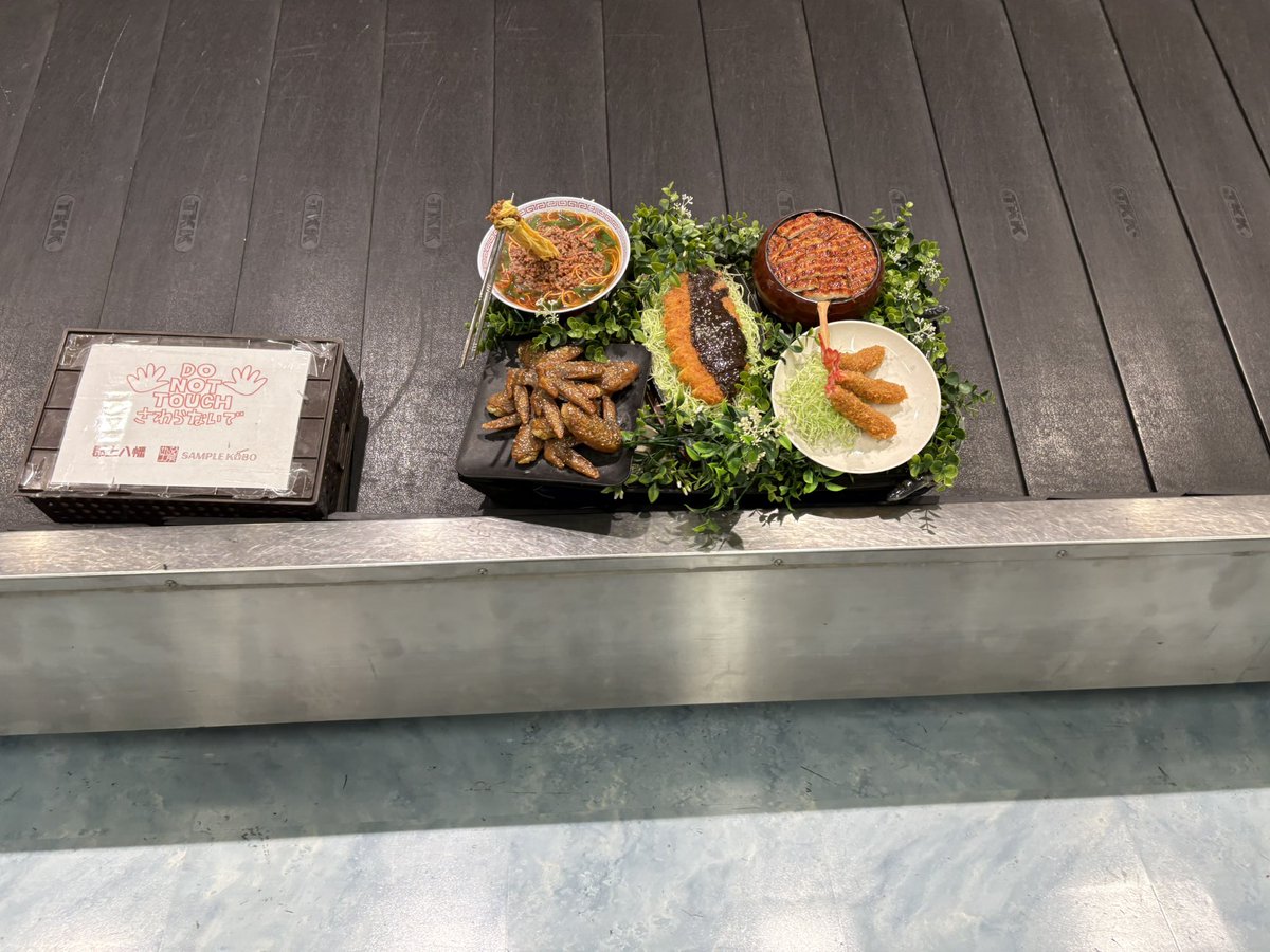 passionprotein's tweet photo. 名古屋に到着したら、美味しそうな料理が！
お腹空いてるから情熱的にガン見だね。
さて、今回の隣の乗客は…
左手が品のあるマダム風��60代女性と
右手が「あー！沖縄ちょー楽しかったー！すんごい満喫〜！」系の20代前半の若い女性でした。
幅広い世代でしたが、今回は両手に花だね！

#隣の乗客 https://t.co/EN1hGAAJHp