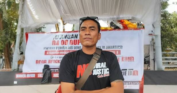 LambeSahamjja's tweet photo. bus rombongan warga pati batal berangkat:
- katanya dibatalin polisi
- botok bilang bus yang udah di-dp semua dibatalin
- katanya polisi setempat gak kasih izin 
- bus itu berangkat
- daerah asal bus dari pati, jepara, sama grobogan
- dp yang udah dibayar dikembaliin semua
- botok juga cerita akun whatsapp dan tiktoknya sempet gak bisa diakses