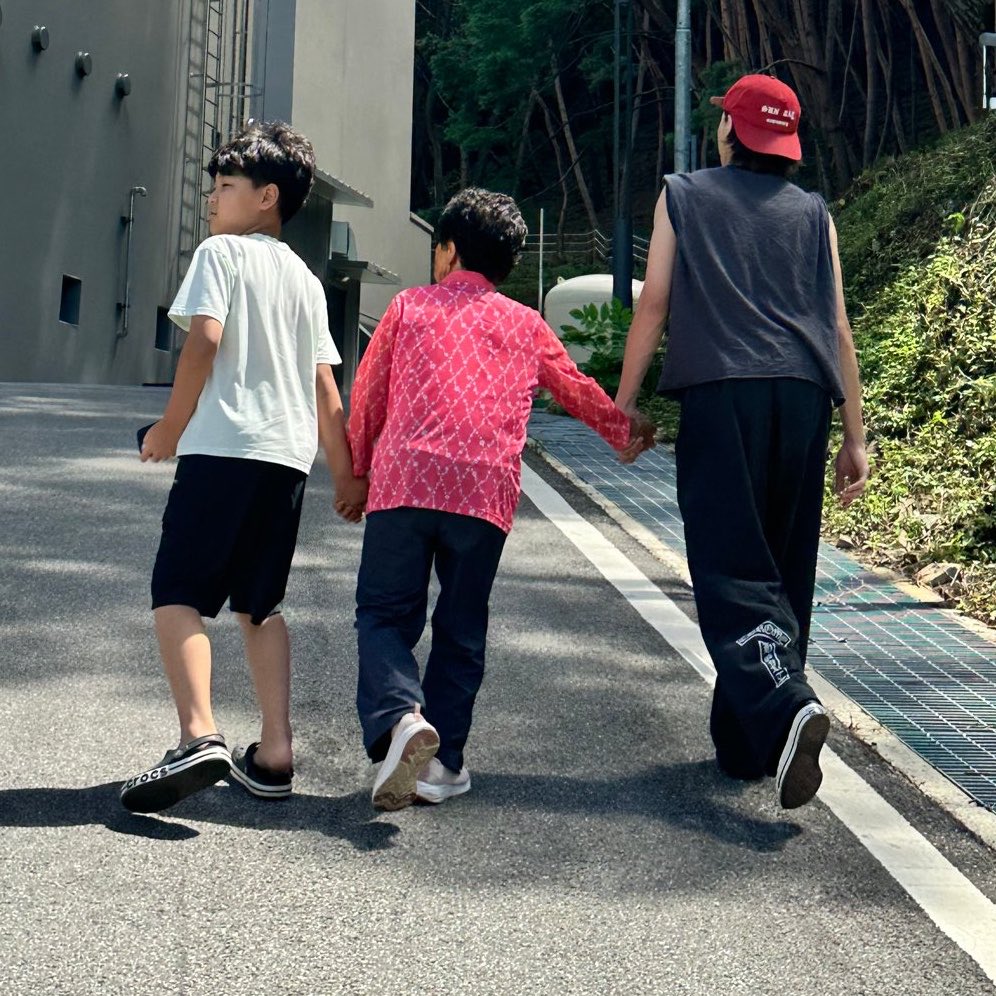 W00LOOKS's tweet photo. WOOYOUNG‘s FAMILY IS GOING TO THE WATCH HIS FIRST PITCH 🥹🤍

🐈‍⬛ The first pitch is at the same time as I have a family trip 
🐈‍⬛ I'm going on family trip starting from 28th 
🐈‍⬛ So my older brother, my mom and Kyeongmin are coming 
🐈‍⬛ To watch the first pitch https://t.co/66avpNWsgu
