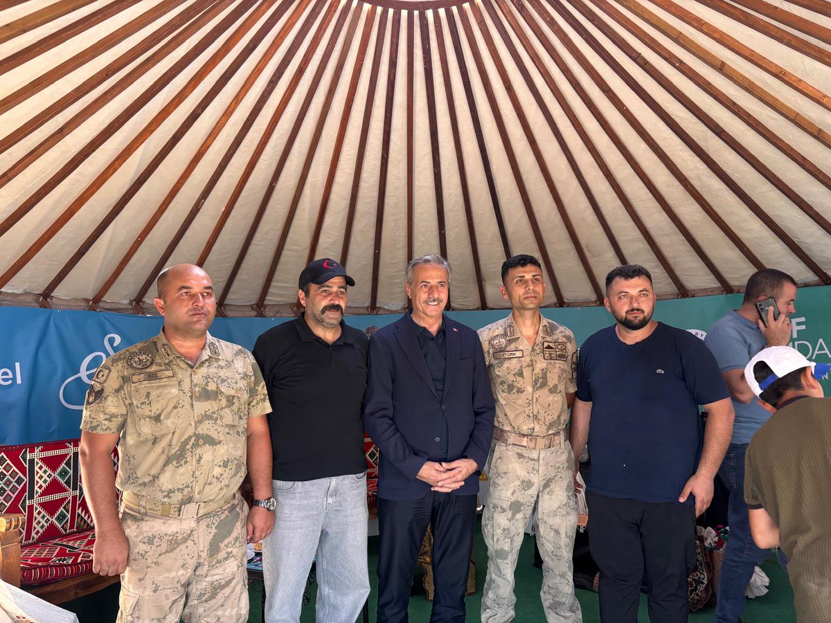 sbYusufAlemdar's tweet photo. Malazgirt Zaferi’nin 955. Yıl dönümü etkinlikleri kapsamında Bitlis, Ahlat'tayız.
Etkinlik alanını ziyaret eden misafirlerimizle hasbihal edip, kıymetli konuklara ikramlarda bulunduk.

Burada Türkiye Yüzyılı'nın ruhu, tarihimizin kadim mirasıyla buluşuyor.
Anadolu'yu bizlere vatan kılan ecdadımızı rahmetle minnetle anıyoruz...

#MalazgirtZaferi
#KardeşliğinZaferi