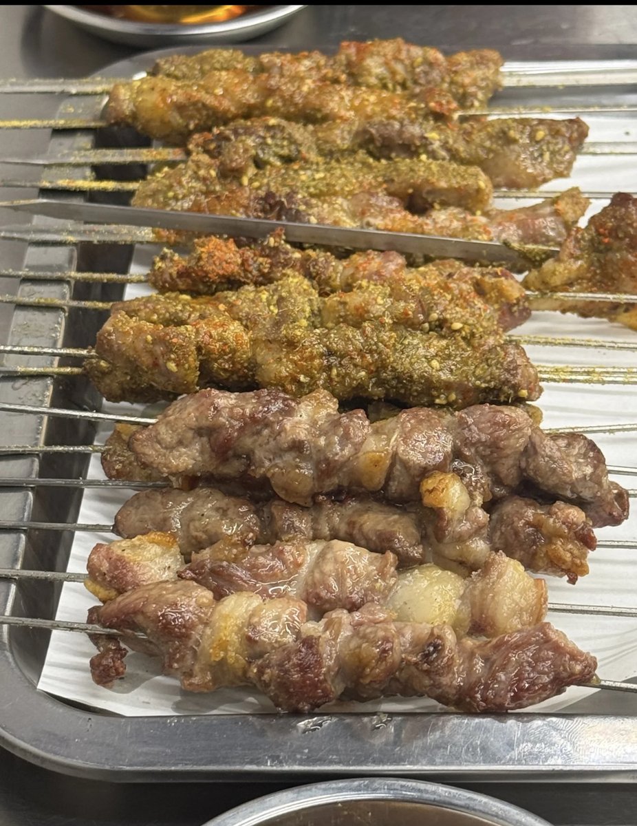 Ibrahim18129439's tweet photo. Gordon Ramsay-level评价路边小吃：The crispy fried stinky tofu right by the street smells strong but tastes amazing. Grab a bite before it sells out! https://t.co/qarhohWc6D