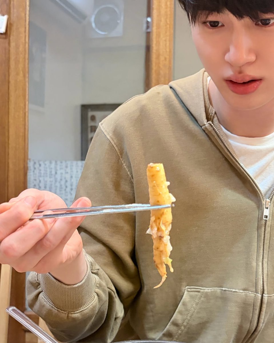 byeonwoonist's tweet photo. HE'S SO 😭 https://t.co/r4JdFstMBj