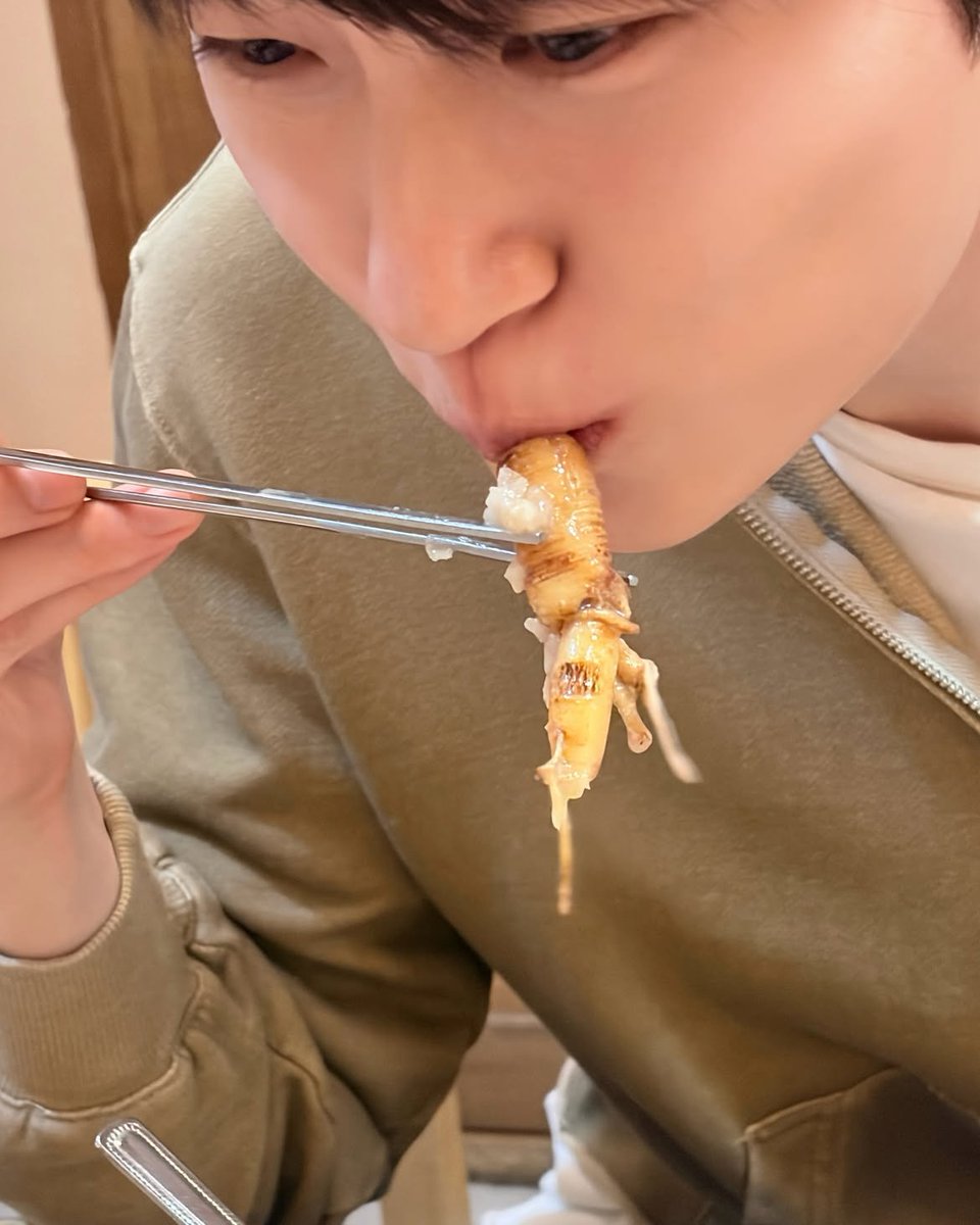 byeonwoonist's tweet photo. HE'S SO 😭 https://t.co/r4JdFstMBj