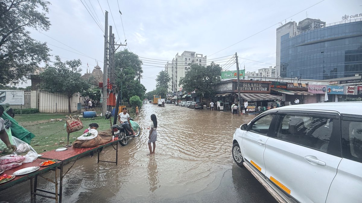 mkamalhere's tweet photo. @Suhelseth #Gurgaon Tulip chowk, darpbaripur road as always @NayabSainiBJP @TOIGurgaon @gurgaon_live where’s the tax i paid going? @Shehzad_Ind #taxterrorism #abolishtax sick with this administration @MunCorpGurugram 0 work or solutions, only PR https://t.co/f1Tgmb9Bbj