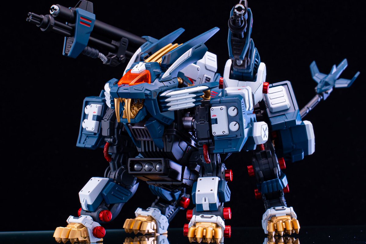 sketbb's tweet photo. ブレードライガーパンツァー 完成しました！
初めてのゾイド！！
武器を一部ガトリング砲に変更、コックピットが閉まりきらなかったので閉まるように改造しました
筆塗りでの部分塗装で情報量も増やしています！ https://t.co/FlYErRvZmV