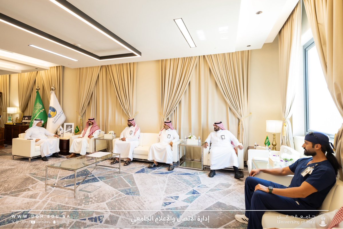 _UOH's tweet photo. استقبل سعادة رئيس #جامعة_حائل د. بدر بن شجاع الحربي، الأستاذ عبدالله اللحيدان مدير التميز المؤسسي بفرع هيئة الهلال الأحمر السعودي والوفد المرافق له، وجرى بحث أوجه التعاون وتسليم الجامعة شهادة الامتثال لمتطلبات السلامة الإسعافية، تأكيدًا لالتزامها بمعايير السلامة والجاهزية. https://t.co/b8gbWpzP1J