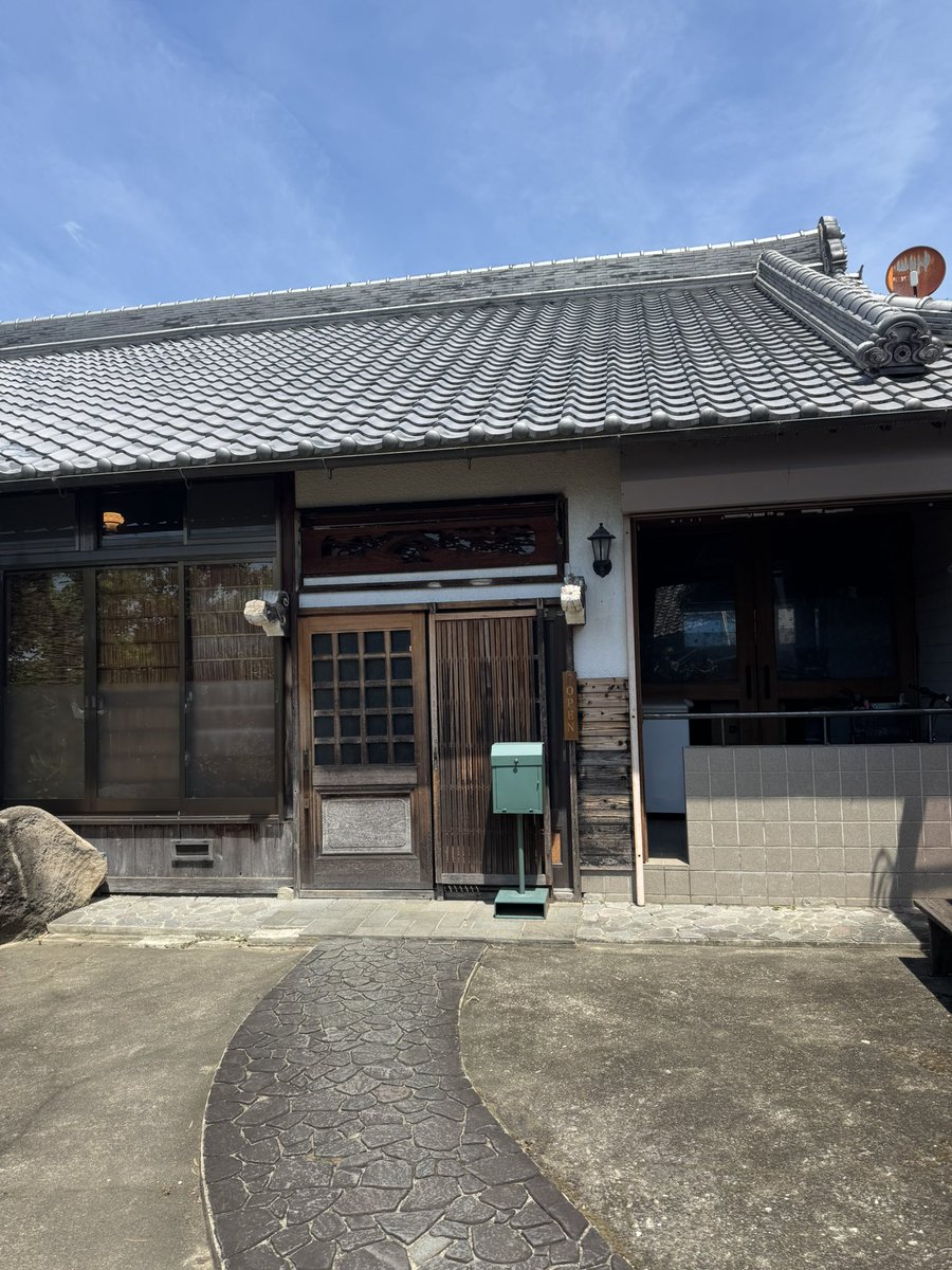 NIBONIBOMAN1's tweet photo. #JavaJava
#チキンテッカマサラ
#牛スジルンダン
#海老と里芋のレッドカレー
和歌山の古民家をリノベーション
落ち着く雰囲気
インドネシアの日常的なお米…ラウック…サラダを全て
ワンプレートにインドネシアのお家ごはん的にサービス
全体的にスパイスの使い方が絶妙で
美味 https://t.co/qWrtqPc3CN