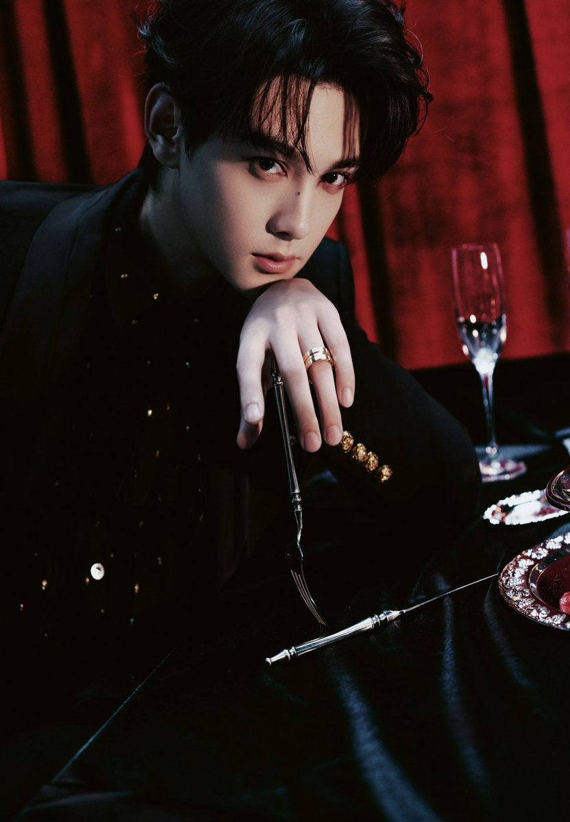iampk_z's tweet photo. [260824] Tian Xuning Studio Weibo Update  

📸 Reflecting amidst brilliant lights, entering the banquet with elegance and grace.

Clinking glasses in celebration, setting off to attend the banquet this very moment.

#TianXuning #田栩宁 https://t.co/BqnUK8M0R1