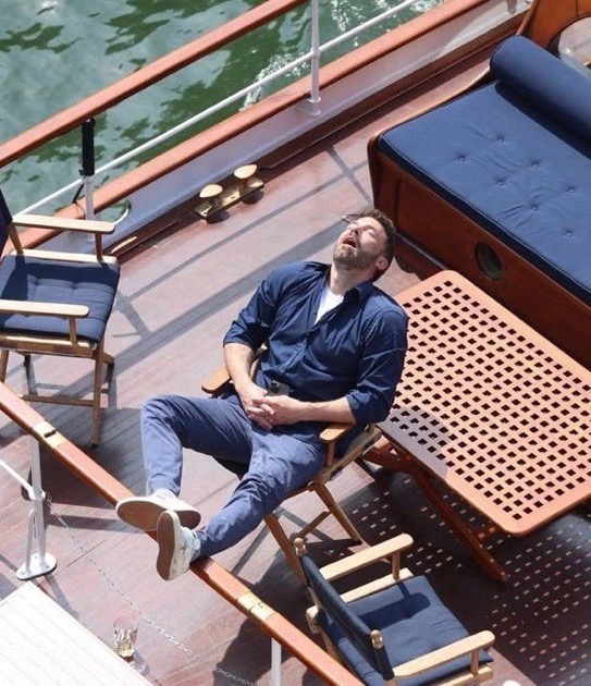 randomrecruiter's tweet photo. Remote workers after a hard day’s work of sending 4 emails https://t.co/pCClGF2weF