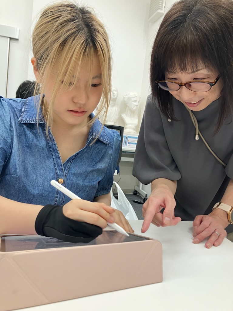 sapporo42917098's tweet photo. 今日から授業再開で在学生が登校!
夏休みで頑張ってきた課題を
早速先生にチェックしてもらっていました。
在学生の情熱で、教室はいつもより熱を帯びていました!
#YOANI
#代アニ
#代々木アニメーション学院札幌校
#夏休み https://t.co/0yDmmVU5dq