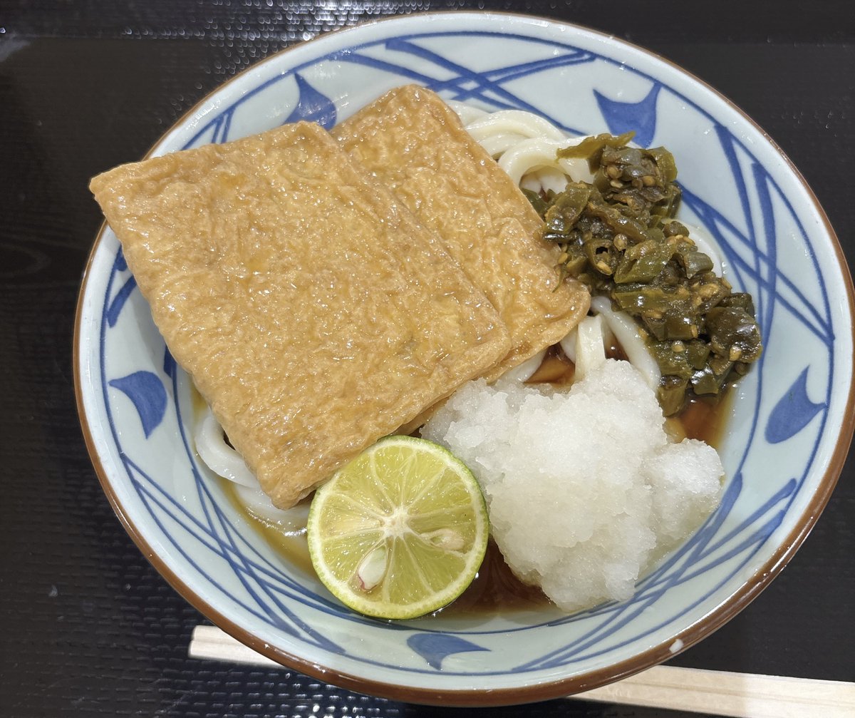 yuru__free's tweet photo. 丸亀の青唐おろしぶっかけ、ちょっと身体に悪そうなくらい辛いけど、おろしと出汁でギリ身体に優しそうな瀬戸際のラインでいいね
きつねあげトッピングした！ https://t.co/O8c54QM06x