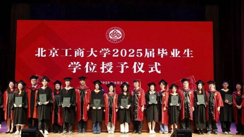 gun41223's tweet photo. Graduate mode unlocked  Last day on campus, packed with memories I’ll hold tight forever. To the class of 2024, we did this! https://t.co/Hsden1KvzB