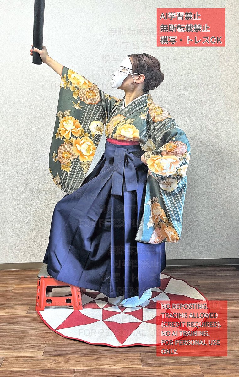 Ten_kimono_ref's tweet photo. 撮影に使っている着物は、レンタルではなく私物です🥰

・灰色の着物（正絹）
→自分サイズ。資料にも良いかなと思って多用しています。意外と写真でのシワが見えやすいです✨
・ピンクの着物（正絹）
→自分サイズ。灰色に比べるとシワが若干見えづらい気がしてあまり使っていません🤔
・浴衣（綿麻）と袴の上の着物（ポリエステル）
→既製品で、少しサイズは大きい気がします。シワの出方の違いを見る参考になればと思っています😌