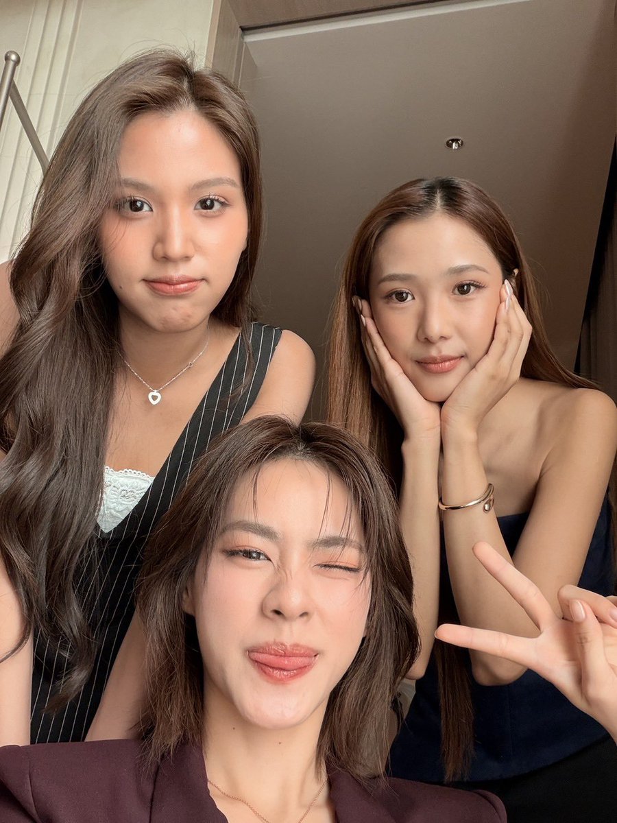 choosebp's tweet photo. o maior trio que nós temos atualmente, fico olhando essa fotos e impressionada como tem gente que tem coragem que usar Photoshop e embranquecer essas mulheres bonitas, olha que cor maravilhosa!!! Como são lindas, fico até fraca 

#MoonShadowSeriesQ24 
#MoonshadowSeries https://t.co/35jPeJT3cT