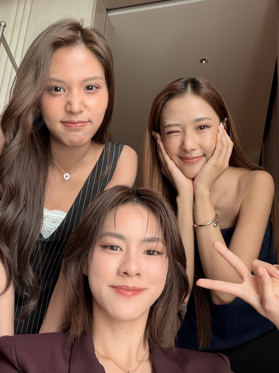 choosebp's tweet photo. o maior trio que nós temos atualmente, fico olhando essa fotos e impressionada como tem gente que tem coragem que usar Photoshop e embranquecer essas mulheres bonitas, olha que cor maravilhosa!!! Como são lindas, fico até fraca 

#MoonShadowSeriesQ24 
#MoonshadowSeries https://t.co/35jPeJT3cT