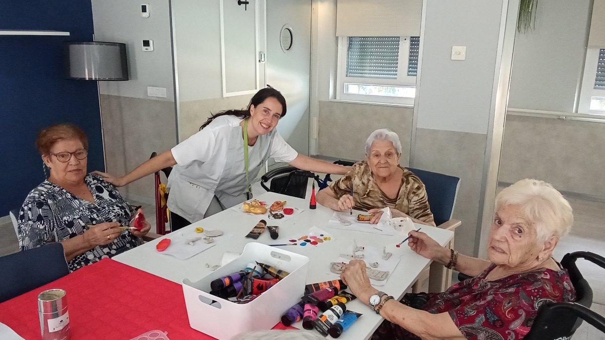 RSSanAntonio's tweet photo. 🎨 ¡Nueva exposición en la Residencia San Antonio! Tras la clase con nuestro voluntario Miguel García, los residentes han terminado de pintar sus recuerdos.

🖼️ Hemos montado una galería en la entrada para que la visiten. ¡Gracias a los participantes y a Miguel! 👵👴❤️ https://t.co/JmffkTopje
