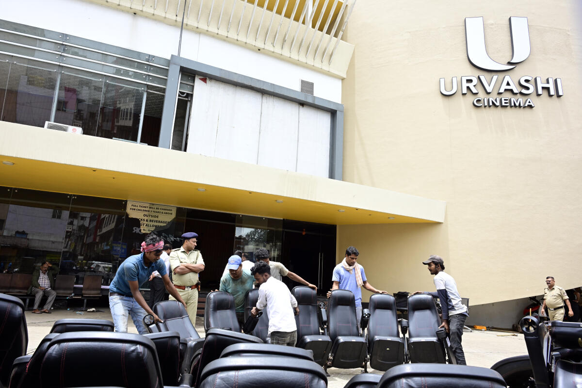 THBengaluru's tweet photo. #UrvashiTheatre, #Bengaluru's iconic single screen, has ended its glorious run of over 50 years following a land litigation. On Aug 24, staff could be seen removing the seats from the theatre even as excavators stood outside the premises.
📸@JainSudhakara
https://t.co/yr0fjd0mJa https://t.co/DwtXDyEMrP