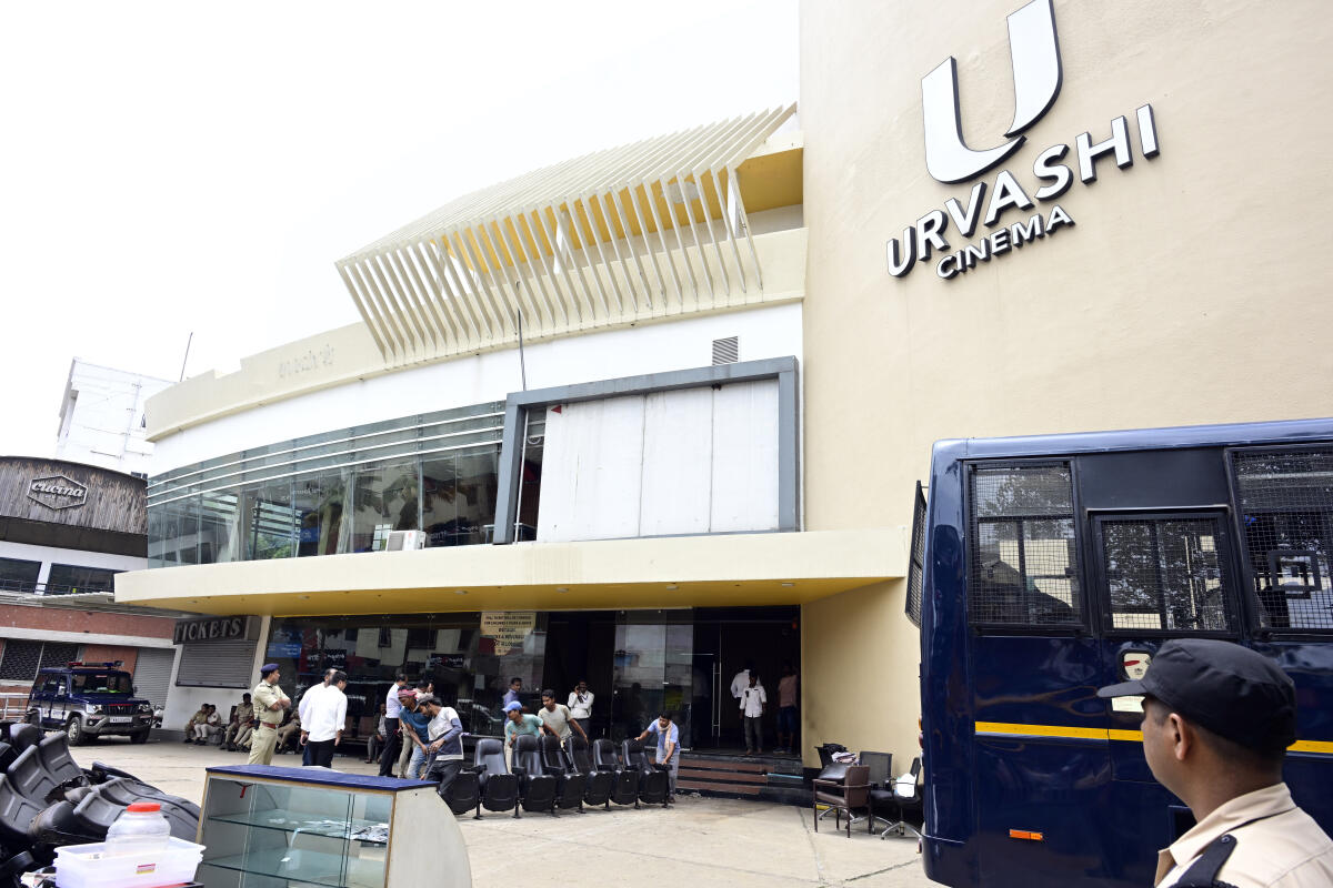 THBengaluru's tweet photo. #UrvashiTheatre, #Bengaluru's iconic single screen, has ended its glorious run of over 50 years following a land litigation. On Aug 24, staff could be seen removing the seats from the theatre even as excavators stood outside the premises.
📸@JainSudhakara
https://t.co/yr0fjd0mJa https://t.co/DwtXDyEMrP