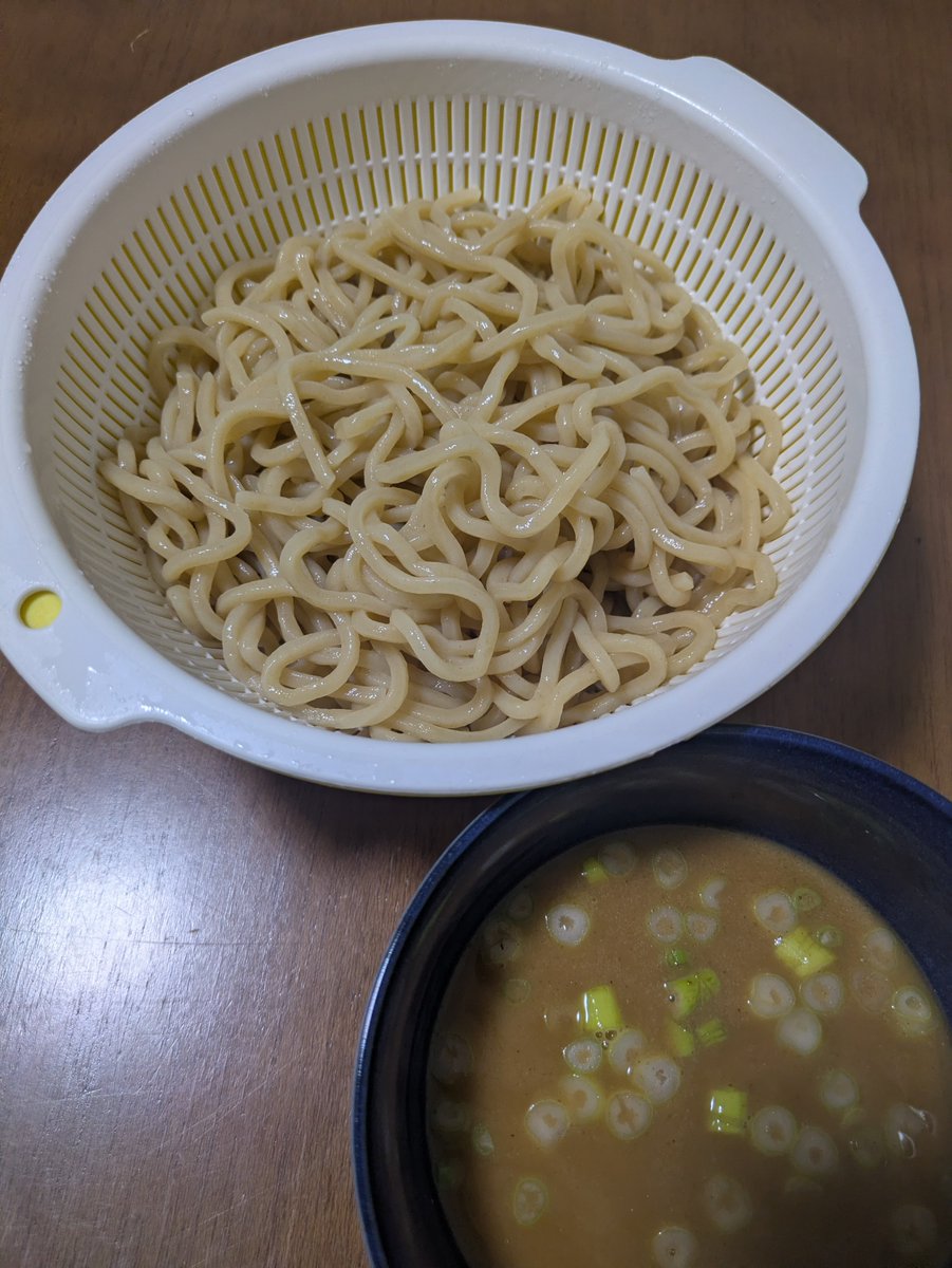 0q4se's tweet photo. え〜…あの俺いつまでラーメン食ってんの…？何気にここまで連続して食べたの初です😇
体重戻すために必死なの醜いかも😇
#助けてしりゅう https://t.co/XxZxwRhWRw