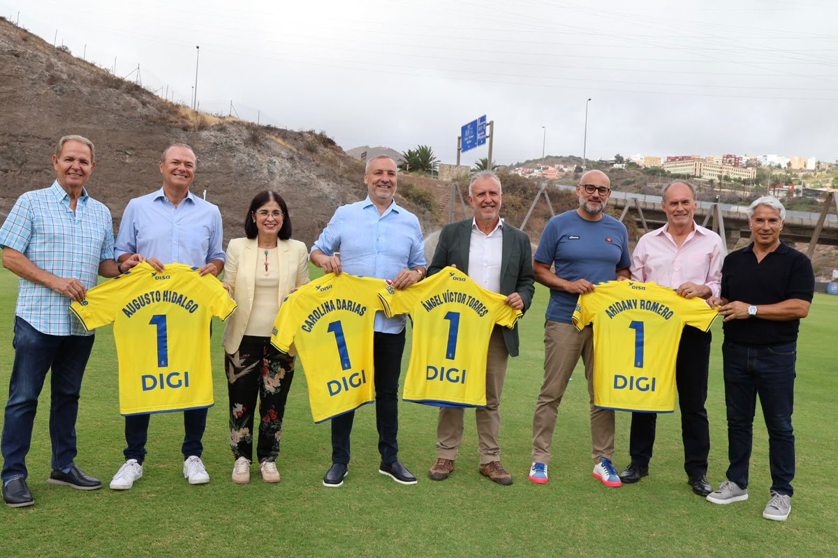 CarolinaDarias's tweet photo. 💛Hoy he visitado a la @UDLP_Oficial

🚀Dos victorias para empezar la temporada, mucha ilusión y motivos para soñar con el ascenso

🐥Cantera, talento canario y un proyecto que mira al futuro

⚽️Ahora, partido a partido. El próximo, contra el Girona

¡Arriba d’ellos! https://t.co/bUvHoHAR3m