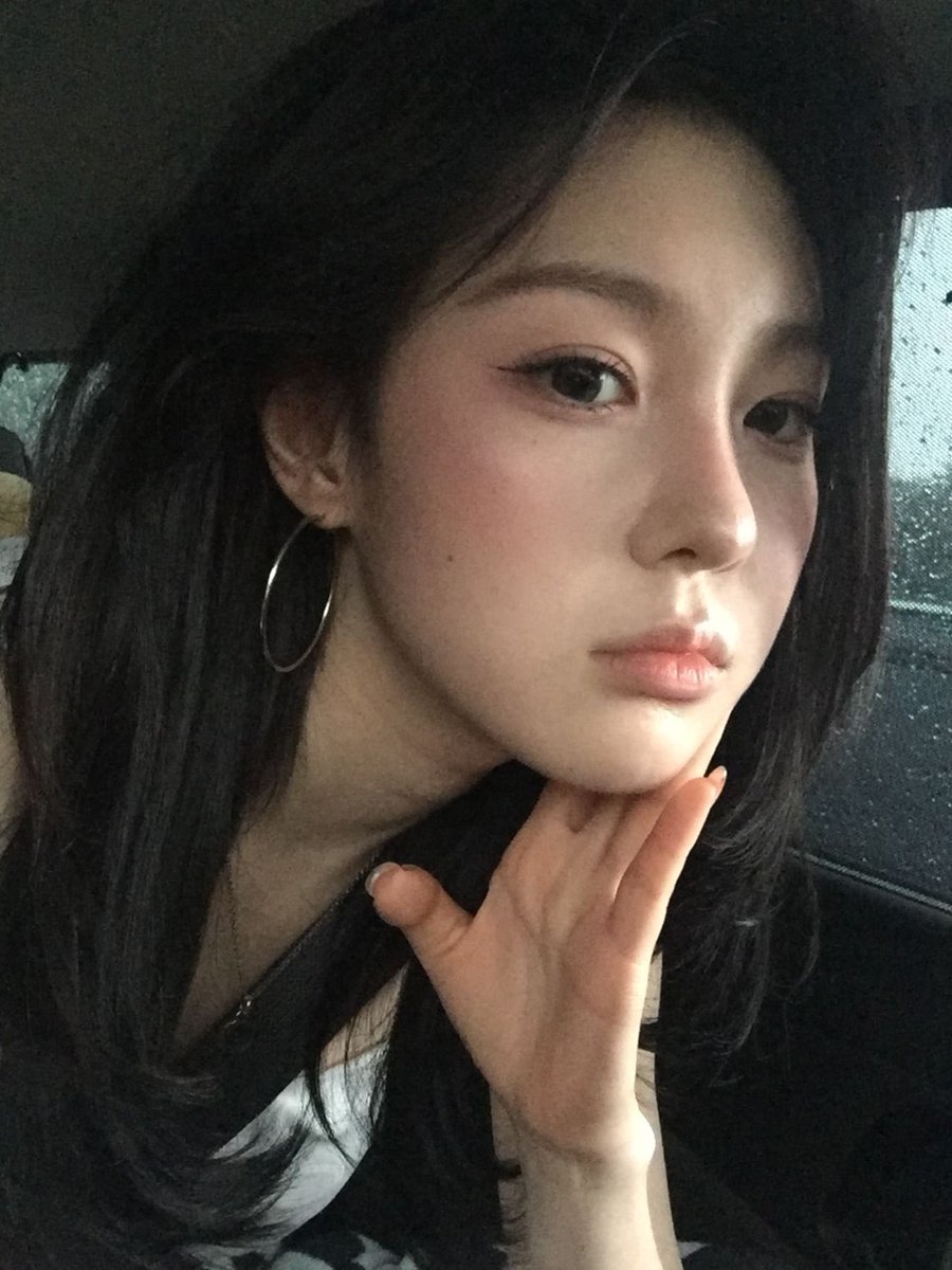 chaehyunhours's tweet photo. low quality but chaehyun is so damn beautiful https://t.co/kjJUGE81cZ