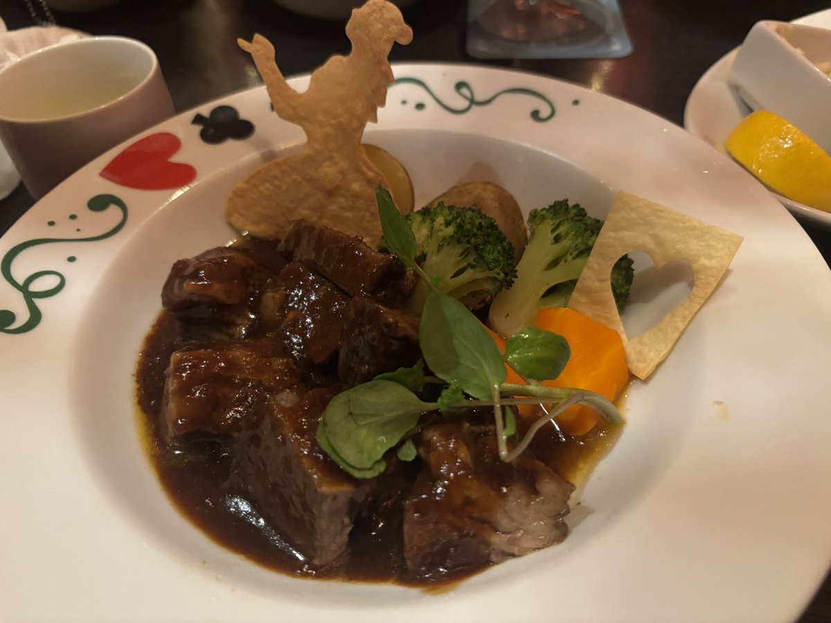mfmfyuzukosyo's tweet photo. すぴかさん、奏司さんと古城の国のアリスに行って来ました🃏🌹
美味しい物食べてワイワイ話しているだけで時間があっという間に溶けてしまいました。

3・4枚目の写真、オタクがたった3人集まっただけでこんなに大量のぬいが湧くんです。すごいですね。オタクって不思議な生き物ですね。 https://t.co/1lCPOtByQA