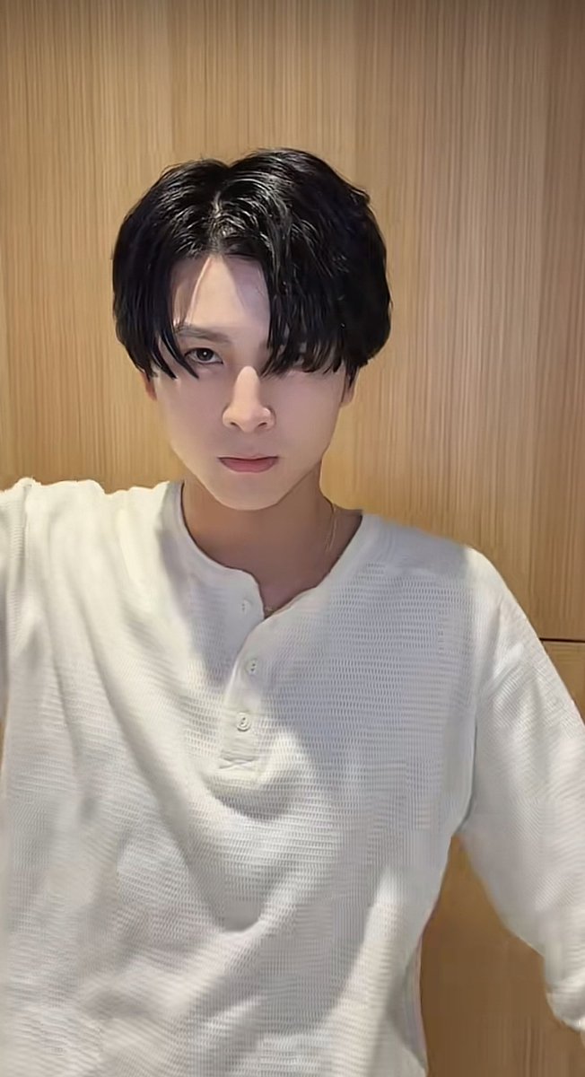 ITaDaKiMaSu014's tweet photo. バカボンのパパしか着てない白い服を着ているEBiDANメンバーを集めてる https://t.co/COKFJlB3uu