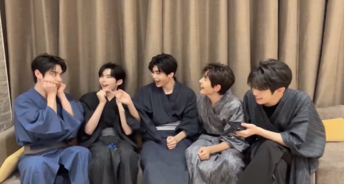 tata1970779's tweet photo. 長男がずっとこれなので引き続きこのグループは安泰 https://t.co/UgLJOSnL7j
