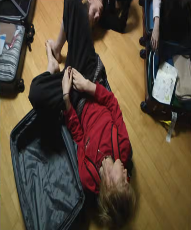 cortis_zip's tweet photo. MARTIN TRYING TO FIT HIMSELF IN THE SUITCASE???? 😭😭😭😭😭😭 https://t.co/8bzIeVEBvF