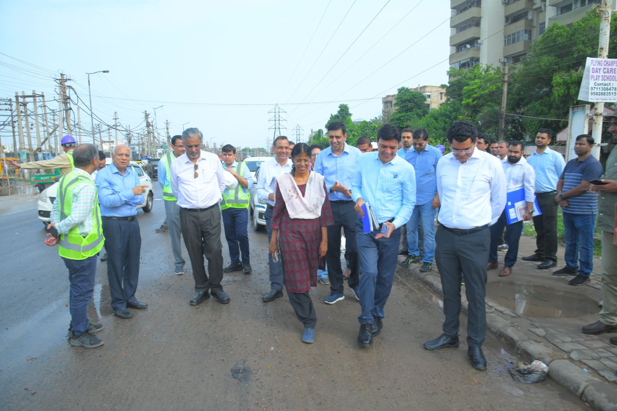 GurugramRail's tweet photo. A high-level review of the GMRP was undertaken today by Ms. D. Thara, Secretary, Department of Capital Development, Ministry of Housing and Urban Affairs (MoHUA) and Chairperson, Gurugram Metro Rail Limited (GMRL), and Dr. Chander Shekhar Khare, Managing Director, GMRL. https://t.co/AQKitOc4md