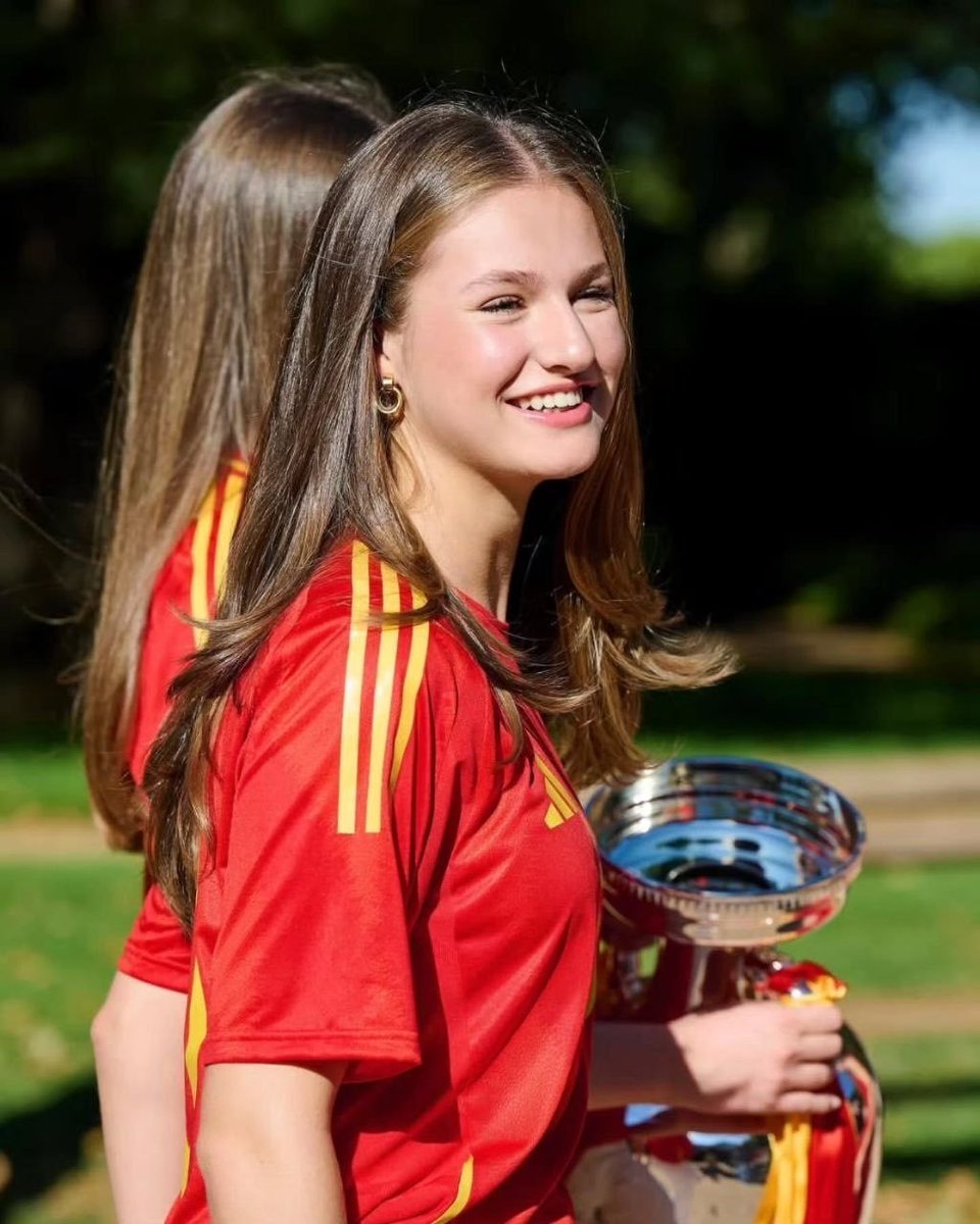 MinaryEbiplx's tweet photo. Spain's future Queen, Crown Princess Leonor😍✨ https://t.co/UqWfosT8zc