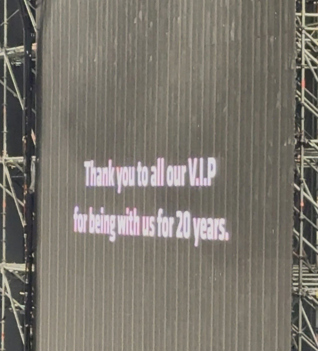 bbxvip_'s tweet photo. I love you BIGBANG! Thank you for always appreciating VIPs. Until whenever. 💛 https://t.co/t7Z3uPQIKR