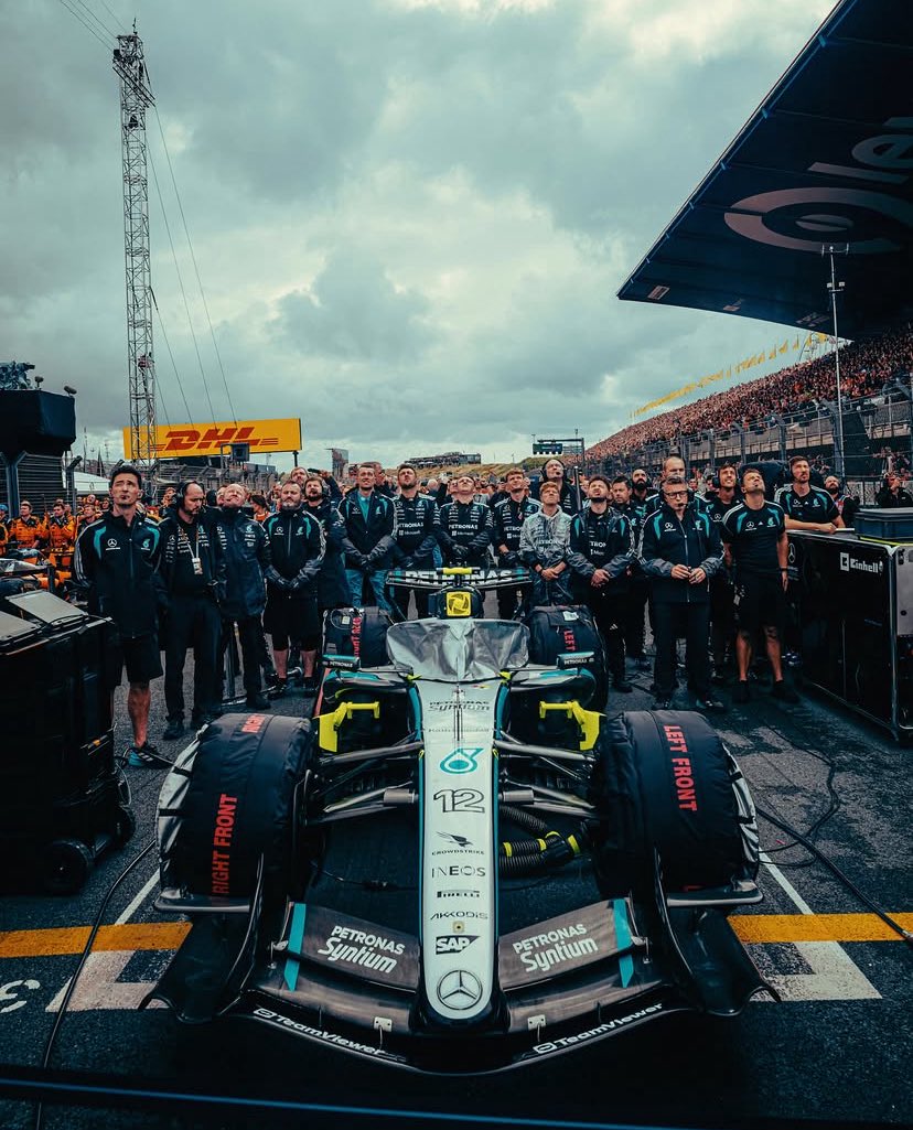 hoonnelli's tweet photo. They’re not perfect, but kimi’s crew is simply the best crew ever 🔥🖤 #cold https://t.co/FgVS8Mx2CE