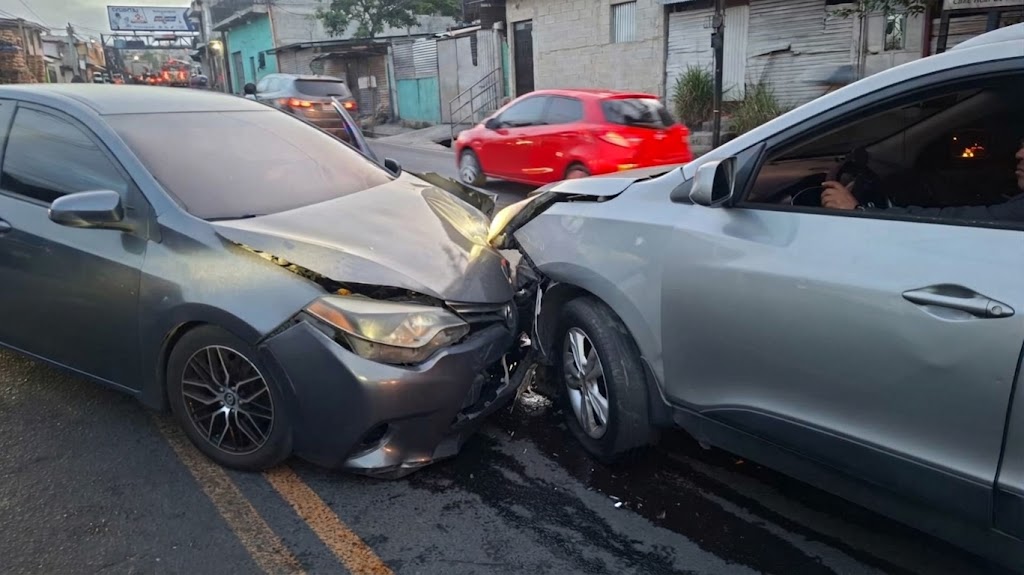 AlarmaTransito's tweet photo. #traficogt 🚨 Colisión retrasa habilitación de carriles reversibles.
* Colonia Aguilar Hernández hacia Ciudad Real / avenida Petapa: dos vehículos involucrados en colisión sobre la ruta principal; circulación afectada.
* Carriles reversibles: su habilitación se retrasará. https://t.co/vpwkjnxw2F