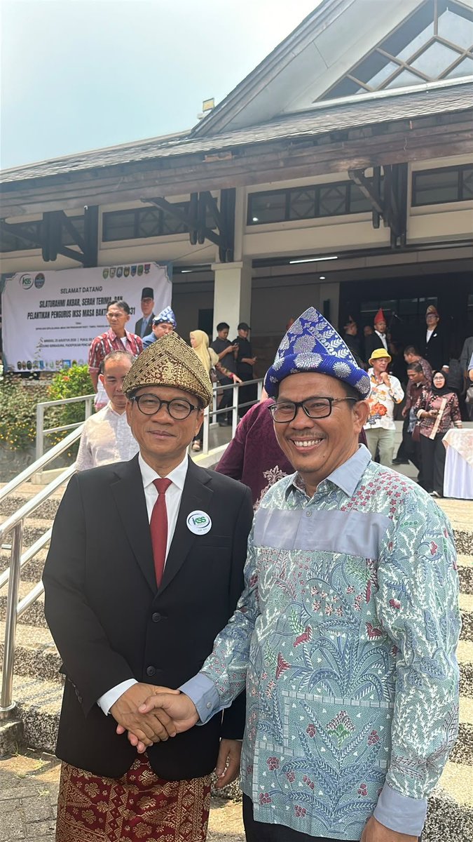tanks2882's tweet photo. MENTERI DESA PDT @YandriSusanto27 Resmi Pimpin IKSS . Mengusung semangat silaturahmi dan persatuan, IKSS menjadi wadah bagi 13 paguyuban masyarakat Sumatera Bagian Selatan.
@bpsdmkemendesa @kemendesapdtt
#MenteriDesaPimpinIKSS
#BangunDesaBangunIndonesia
#KemendesPDT https://t.co/ayXmkR07L2