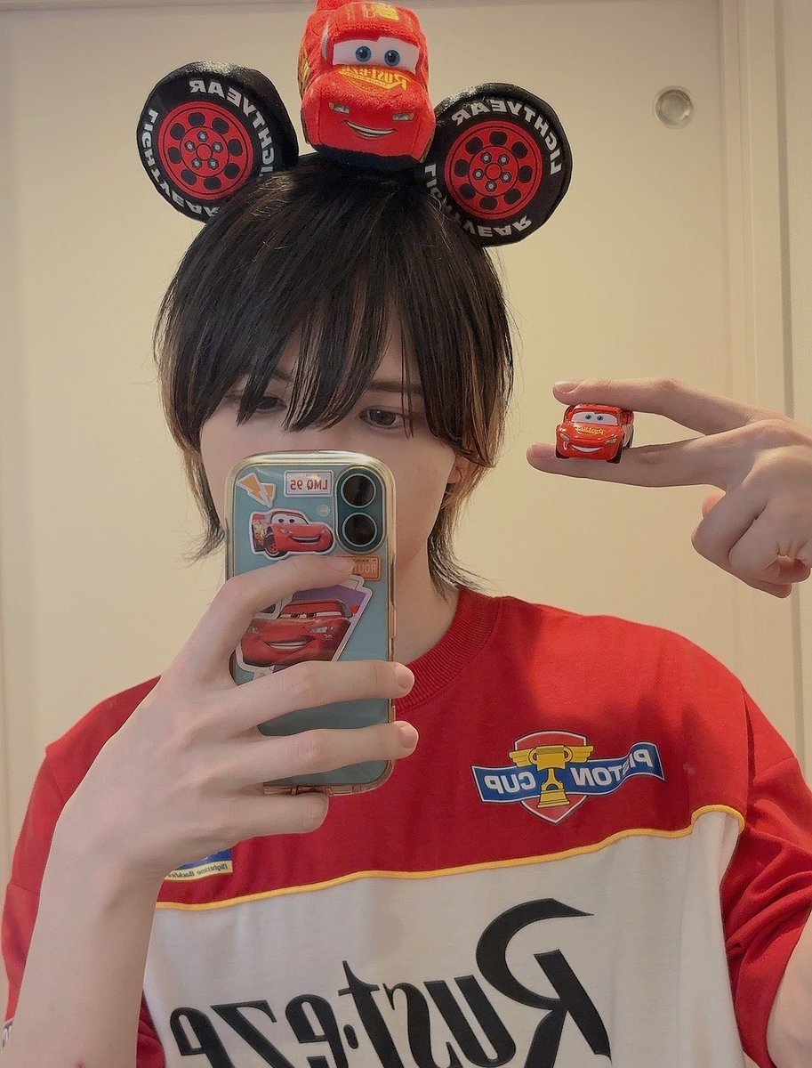 uta_asaba's tweet photo. マックィーンコーデに気を取られて、実は指がめちゃくちゃ長いことに気付かない。 https://t.co/fruwWk5Ogr