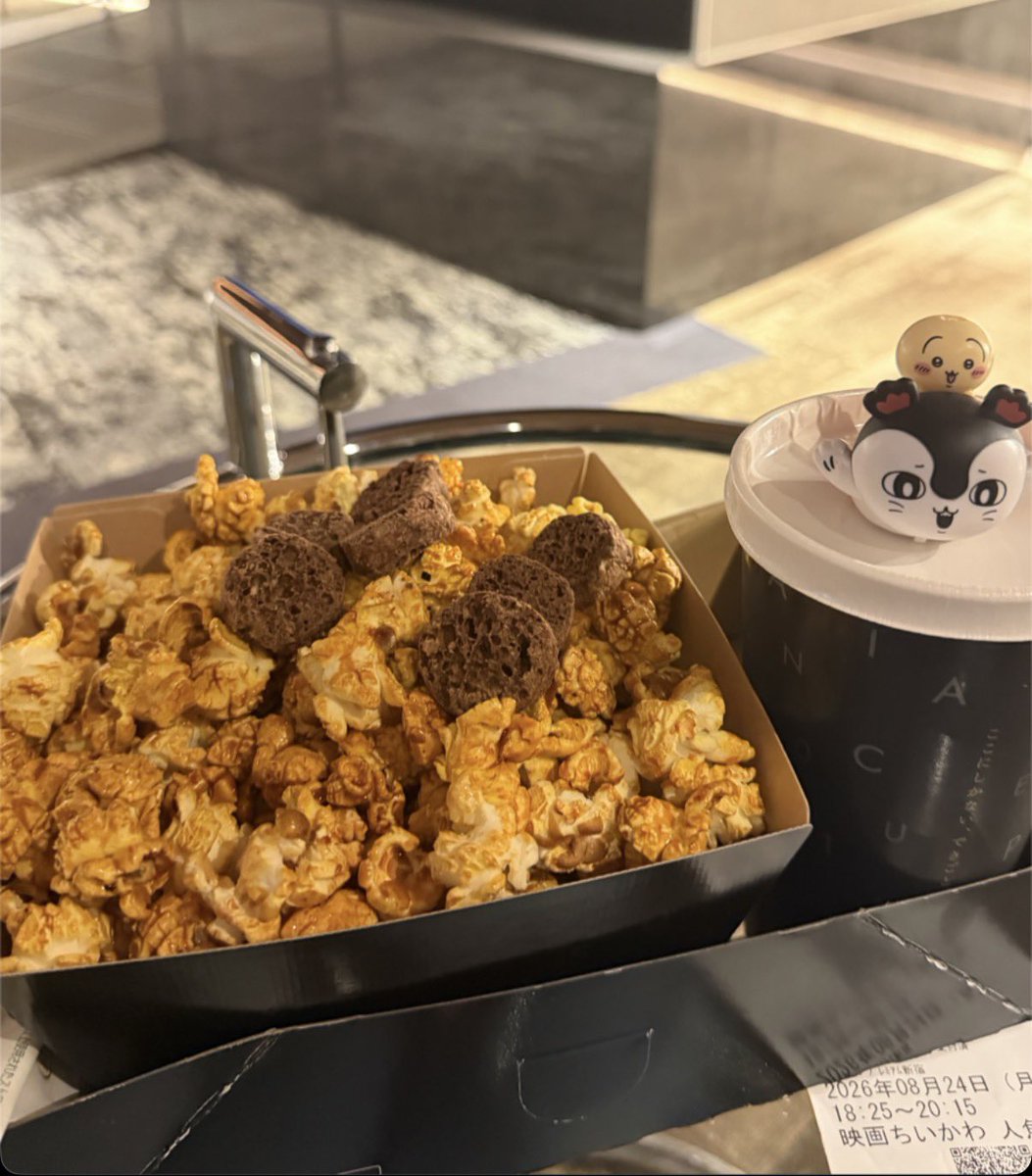 sky_travel__'s tweet photo. ちいかわの映画の特典、いつも最後の方まで残ってる新宿プレミアムシネマのおかげでメルカリから買わなくて済む🎶

ポップコーンと飲み物がおかわり自由で
4000円はわりとコスパ高いと思うな

うさぎの耳折れてたけど。、、、、、、、 https://t.co/jEejDOrayz