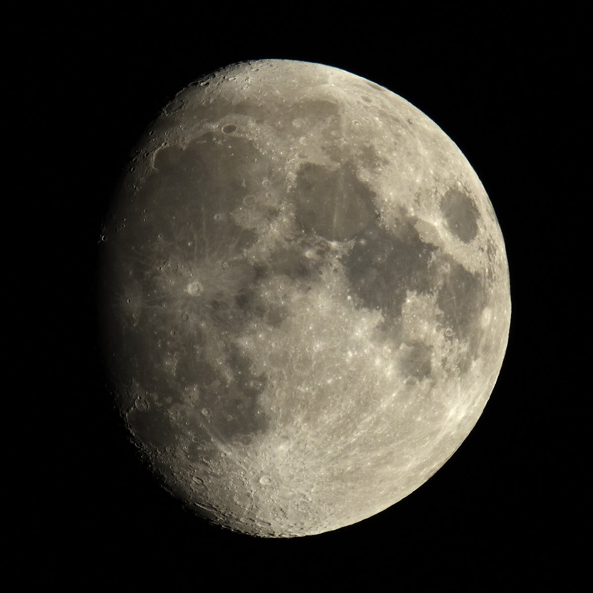 AlbireoTw's tweet photo. 8/24の月。シーイング悪い。（D850＋AF-S 500mm f/4E FL ED VR＋TC-20EIII／f/8／ISO800／1/1000秒）
ttp://www.albireo-web.com/sigh.html#260824 https://t.co/wlDrKYe85h