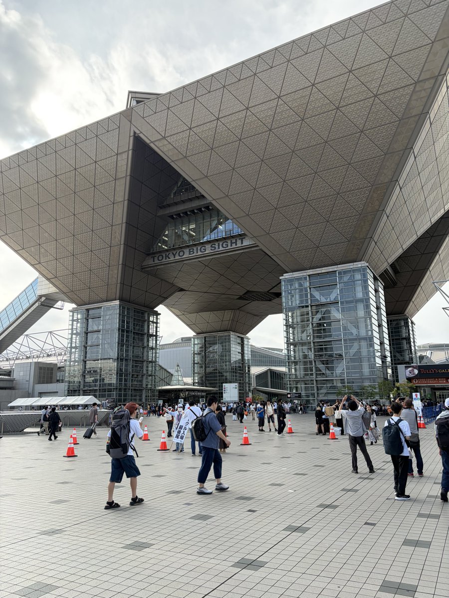 nul8's tweet photo. ここ数年ようやく絵に需要が出て3年連続で夏コミに参加しています、いざ求められるとなった今、絵を描きながらも歳のせいか最近の漫画やアニメについていけず、好きなものがちいかわ一点突破となり、翌日はちいかわパークに行きました、おじさん一人でも楽しかったです。4X歳独身男性夏の思い出です。 https://t.co/kNASgOryuO