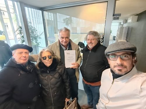 ISupparo's tweet photo. 🚨INFORMACION A LA POBLACION Y PRENSA:
La @reforma2029uy , una iniciativa ciudadana sin afiliación partidaria, presentó el viernes 21 de agosto a la Presidencia de la República un proyecto de ley que crea un tributo progresivo sobre las remuneraciones más altas del Estado.
Recauda USD 194,5 millones anuales. Los destina a alimentación escolar para 40.000 niños en inseguridad alimentaria severa, a un aumento del 10% para 140.000 jubilados de la pasividad mínima, y a alivio fiscal para 35.000 pequeños productores rurales y transportistas.
Aportan 18.223 funcionarios, se benefician 215.000 personas, una relación de uno a doce, además de dinamizar la economía general. Nadie con remuneración nominal de $120.000 o menos aporta un peso. El tributo recae solo sobre el excedente. Incentiva a las jerarquías al manejo prudente de los dineros públicos, al extinguirse sin nueva ley, cuando el país crezca 3% anual con déficit cero durante dos ejercicios sucesivos.
Utiliza los mismos umbrales que el impuesto emergencia sanitaria COVID-19, cuya constitucionalidad confirmó la Suprema Corte de Justicia en la Sentencia N.º 417/2022. Es más exigente en los tramos altos y más benigno en los bajos: a $121.000 nominales, aquel cobraba $6.050, y este le cobra solo $500.
En la práctica lo que hace es una adecuación a nuestra realidad.
Nuestro presidente, que gobierna 3,4 millones y gana casi el triple que Lula, que gobierna 213 millones, pasaría a ganar lo mismo que él, y seguiría triplicando a Milei, que gobierna 46 millones. Nuestros legisladores, que hoy ganan el triple que legisladores polacos, croatas o españoles, aún seguirían ganando más que ellos, pero la mitad que ahora.
El proyecto se está entregando también a la totalidad de los legisladores. El 30 de octubre publicaremos en nuestra página web sus respuestas, así como la de Presidencia.
Mercedes Vigil - Presidente
Eduardo Abenia - Vicepresidente
Roberto Alfonso Azcona  - Secretario