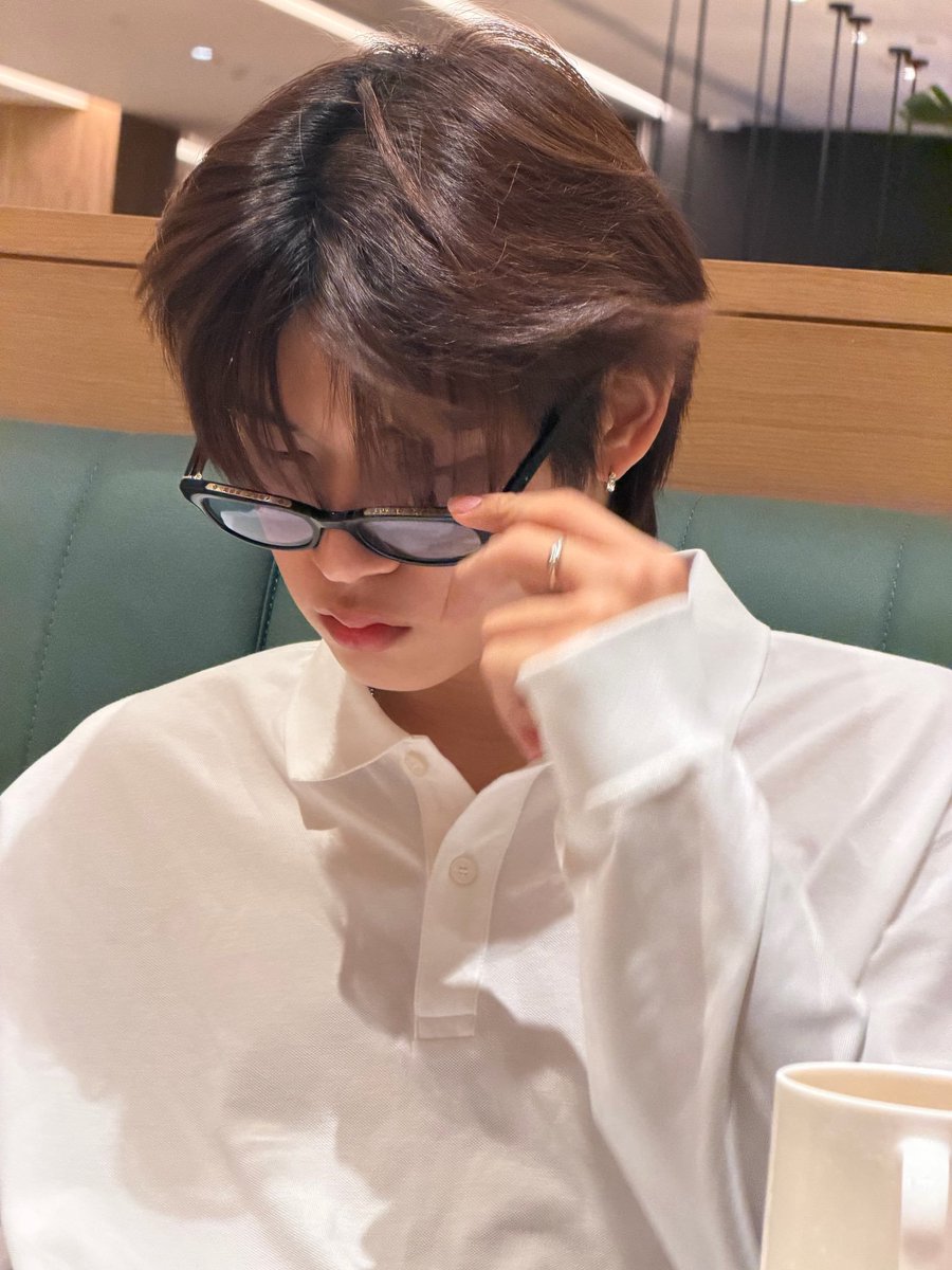 2teemum's tweet photo. boy w/ fluffy hair &amp; wearing specs >>> https://t.co/KZxXsczLOP