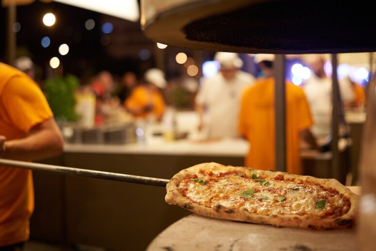 inforcampania's tweet photo. SALERNO - PITTI PIZZA &amp; FRIENDS, DA DOMANI IN PIAZZA DELLA LIBERTÀ 6 GIORNI TRA GUSTO, OSPITI, TALENTI EMERGENTI, FORMAZIONE E SOLIDARIETÀ https://t.co/SiAoZ3PcIr via @@infocampania https://t.co/DUaaHMxriY