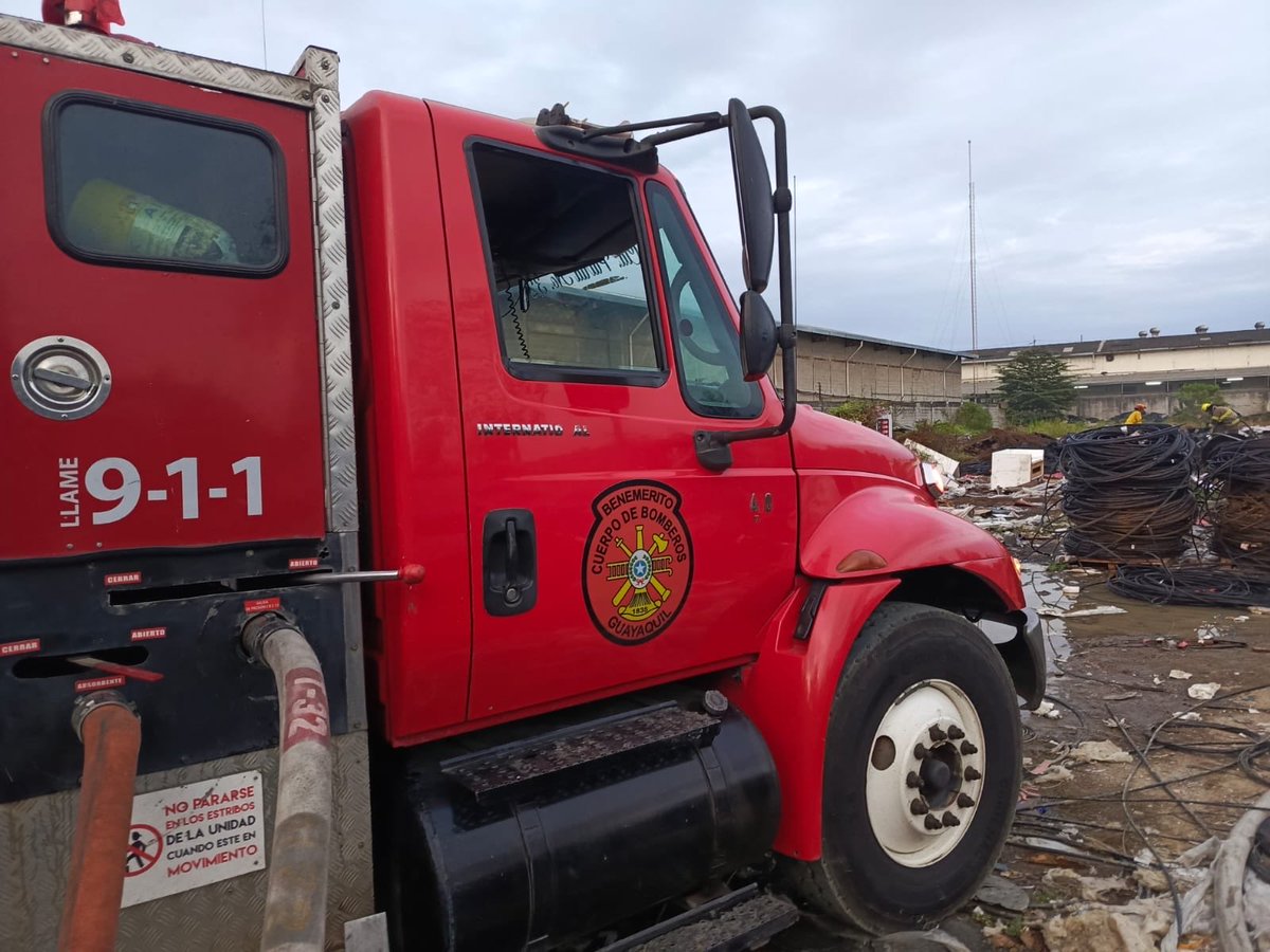 BomberosGYE's tweet photo. Luego de tres horas de combate, la emergencia en un predio con desechos en el km 14.5 de la vía a Daule fue controlada gracias al trabajo de nuestros bomberos. 👨‍🚒🔥

No se reportaron personas heridas ni daños en estructuras cercanas. https://t.co/AKjLqpAT9W