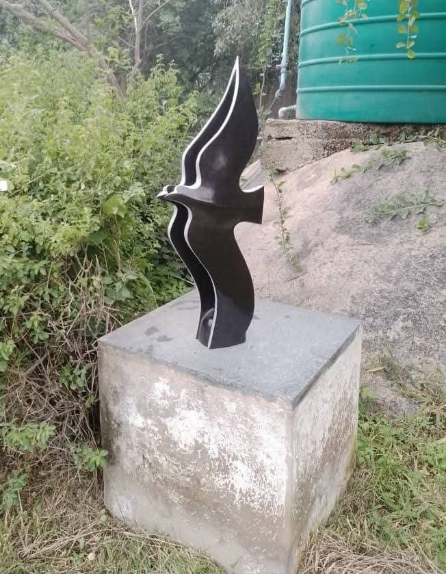 LinseyGallery's tweet photo. There is a piece for every space, whether indoors or outdoors.

📍Just Feeding The Pigeons 
✅️Artist: Remember Matafi
✅️Location: Chitungwiza Arts Centre https://t.co/Wdw26zPdBA