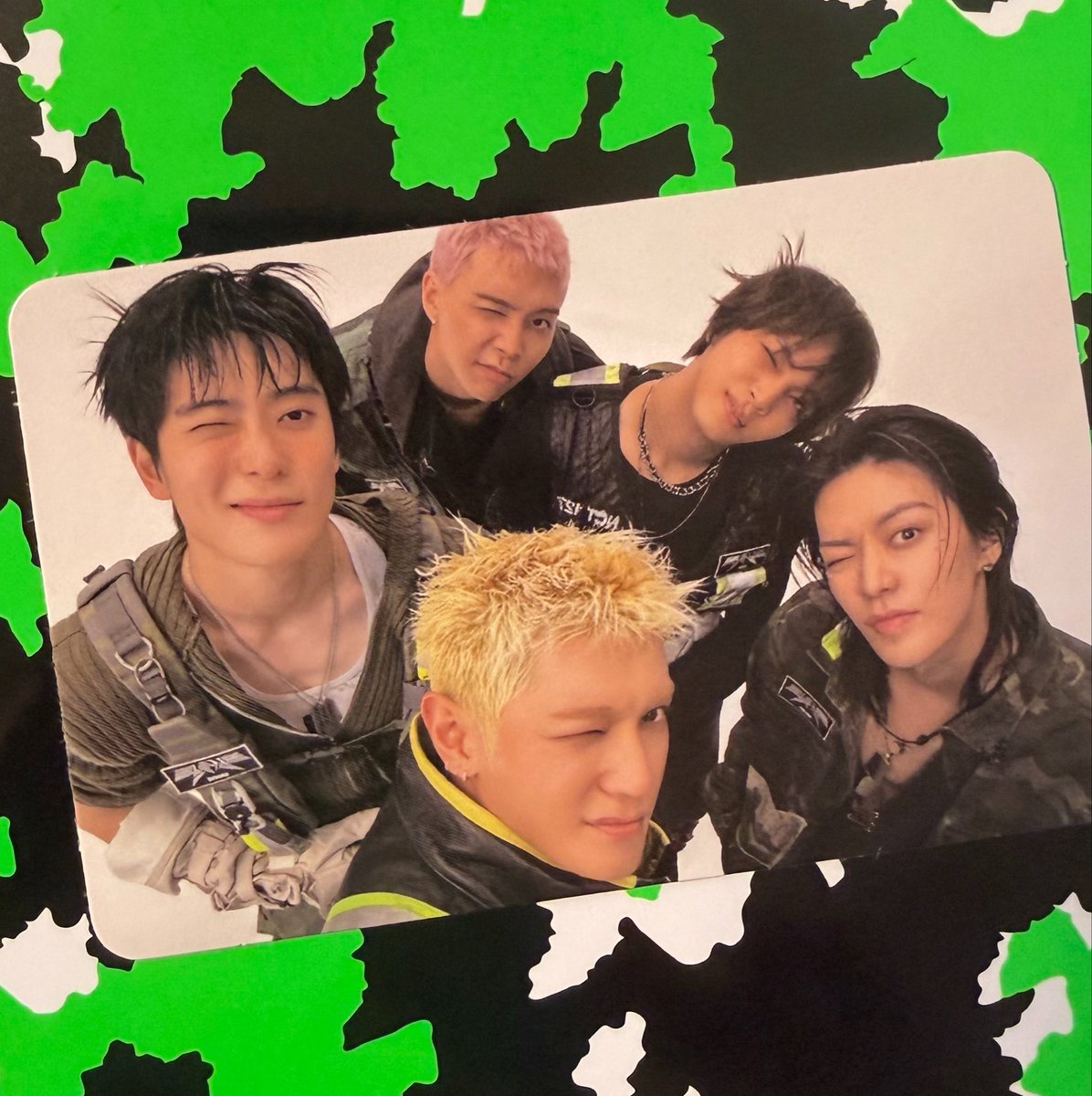 375sund's tweet photo. THIS 127 GROUP PHOTOCARD 😭😭😭 https://t.co/2jP5traf2H