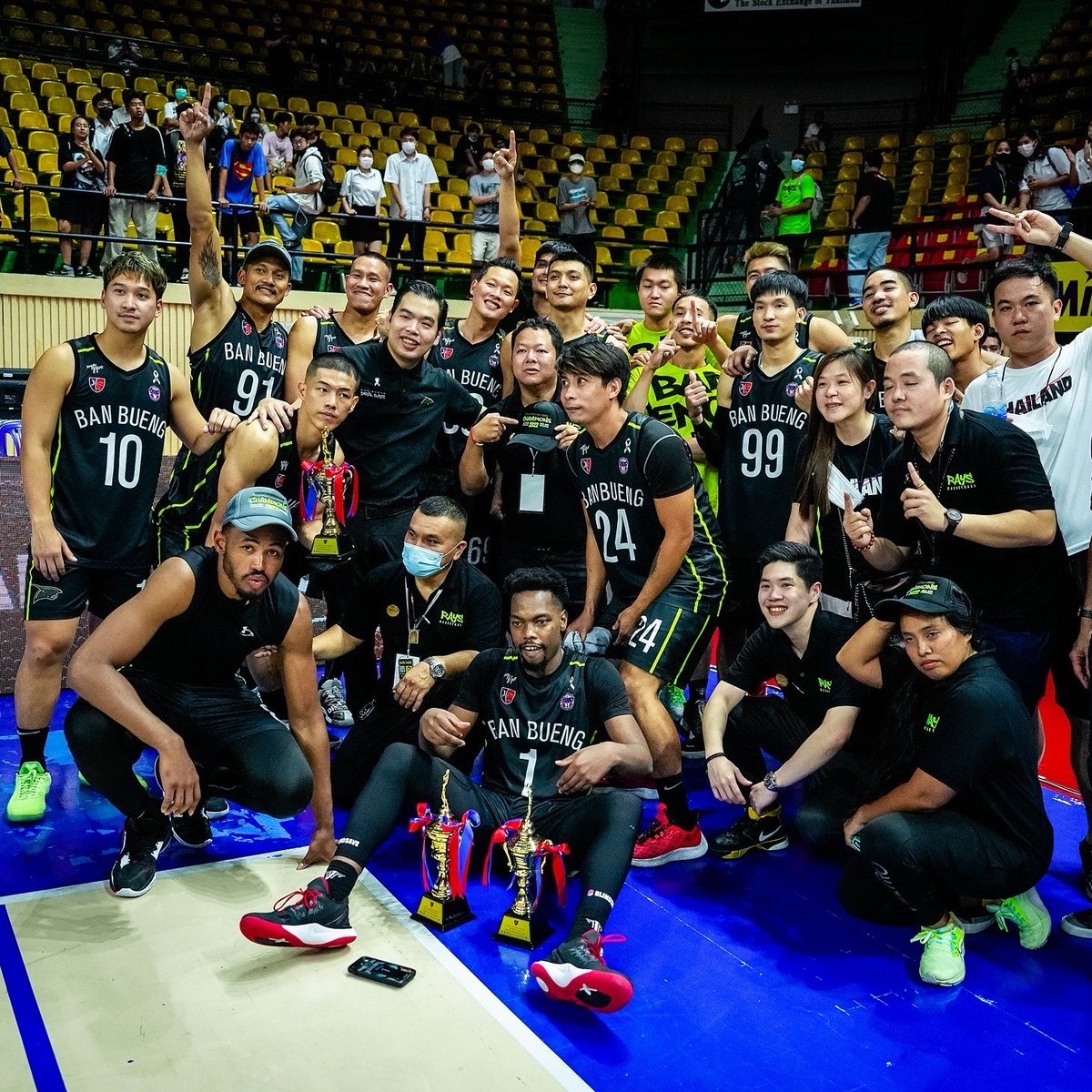 payunerng's tweet photo. Payu’s Throwback | วันนี้เมื่อ 4 ปีที่แล้ว.. สโมสรบาสเกตบอล Ban Bueng Devil Rays ที่ผมเป็นประธานสโมสรฯสามารถคว้าแชมป์ Thailand Basketball League (TBL) ประจำปี 2022 ได้สำเร็จ โดยก่อนเริ่มฤดูกาลนั้นไม่นานผมได้เสียคุณพ่อของผมไปจากโรคมะเร็งและเราได้หารือกันในทีมว่าเราจะอุทิศฤดูกาลนั้นให้แด่คุณพ่อและได้ทำเสื้อชื่อ/เบอร์ของท่านมาแขวนบนเก้าอี้ริมสนามกับพวกเราทุกเกม ซึ่งท่านได้เป็นหนึ่งในแรงบันดาลใจที่สำคัญที่ทำให้พวกเรานำชัยชนะมาให้กับชาวชลบุรีได้สำเร็จครับ 🏀 #พายุเนื่องจำนงค์ #GoRays #BanBuengDevilRays #PlayForChad